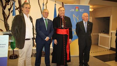 El cardenal Fernández Artime, Amuravela de oro: 'Hasta el Papa sabe que soy asturiano'