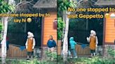 Se vuelve viral Geppetto tras ser ignorado bajo la lluvia en Disneyland California