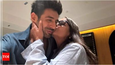 Shabana Azmi kisses Kartik Aaryan on the cheek, hails his performance in 'Chandu Champion' | - Times of India