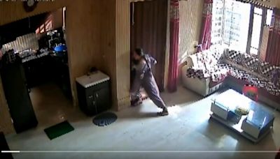 Trending News Today highlights on October 2, 2024 : Video | Amritsar woman blocks robbers entry in her house, forces them to flee; netizens say, ‘that's power of woman’