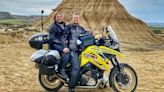 La historia detrás de la pareja más joven en dar la vuelta al mundo en moto