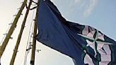 Dan Wilson raises Mariners flag on Space Needle to celebrate postseason