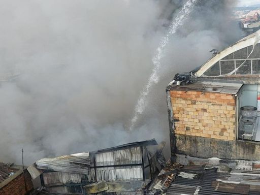 “Hay cilindros y pueden explotar”: sigue emergencia por incendio en San Victorino, Bogotá
