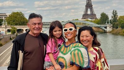 Sabrina Sato posa em frente à Torre Eiffel com os pais e a filha em Paris