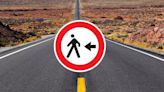 Qué significa la señal de tránsito con una persona y una flecha que apunta a la izquierda