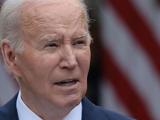 'Dazed and confused' Biden 'shuffles' down ramp in latest cringeworthy moment