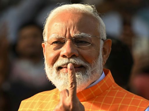 El primer ministro Modi vota en las maratónicas elecciones en India