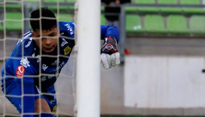 Es arquero, estuvo 47 partidos en la banca y en su debut pasó esto: ¡de no creer!