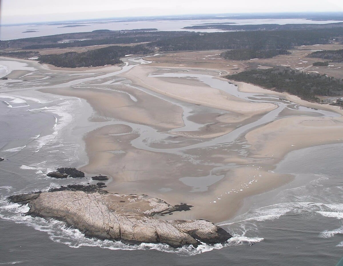 Officials warn of quicksand conditions on Maine beach