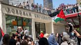 Arrestan a 15 personas mientras el NYPD despeja protestas en el campus de Lincoln Center de Fordham