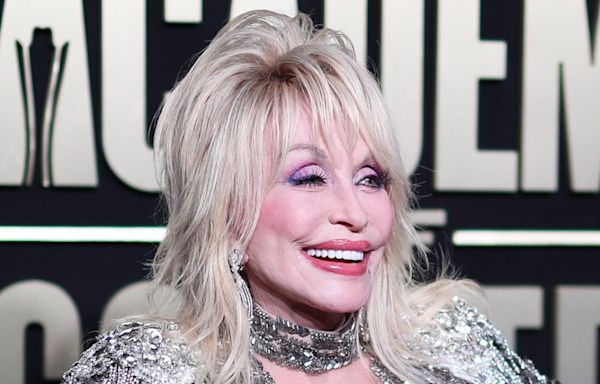 Dolly Parton fans are doing a double take after she posts photo with her sister Rachel: 'Twin beauties'