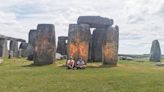 Dos ecologistas detenidos tras rociar con pintura naranja el monumento de Stonehenge