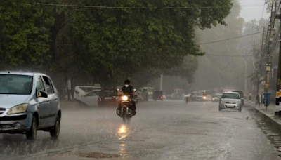 Jammu and Kashmir Wake To Dark Skies As Heavy Rainfall Hits, Temperature Drops To 2.82°C