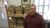 Quién es Ricardo Satulovsky, el médico de Carlos Casares que enseña y produce un whisky sustentable