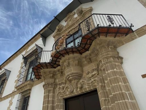 Polémica en Huelva por la presunta celebración de una misa en una piscina con jóvenes en bañador