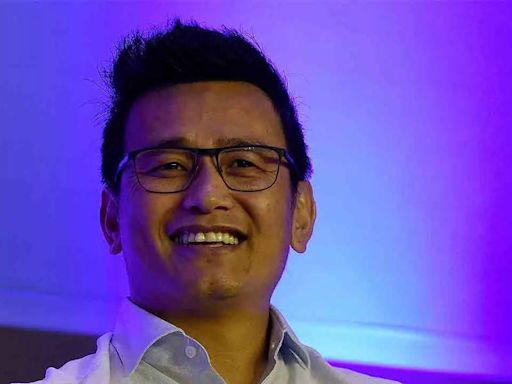 Former soccer star Bhaichung Bhutia bites dust in Sikkim, loses by 4,000 votes | Kolkata News - Times of India