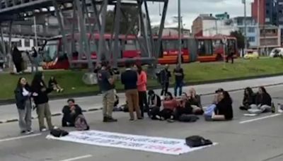 Fuertes protestas frente a la Nacional; colapso en calle 26 y cierre de Transmilenio