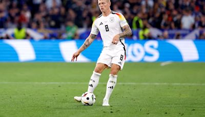 Máster class de Toni Kroos en el partido inaugural de la Euro