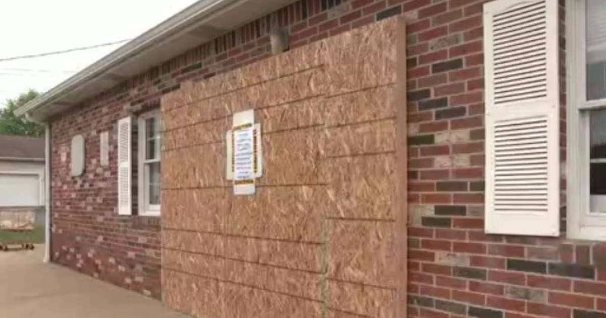 SUV crashes into Westmoreland City Post Office; building condemned