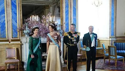 Con su tiara de princesa y nuevas distinciones: la reina Mary acude con el rey Federico a su primera cena de gala