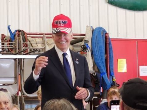 Joe Biden se pone una gorra de la campaña de ‘Trump 2024’ en un acto del 11S en un gesto de unidad