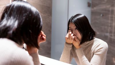 "Aucun ophtalmo ne me l'avait jamais dit" : elle se douche avec ses lentilles de contact, et perd la vue d'un oeil