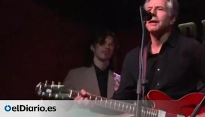 Blinken, guitarra en mano, canta 'Rockin’ in the free world' en un pub de Kiev