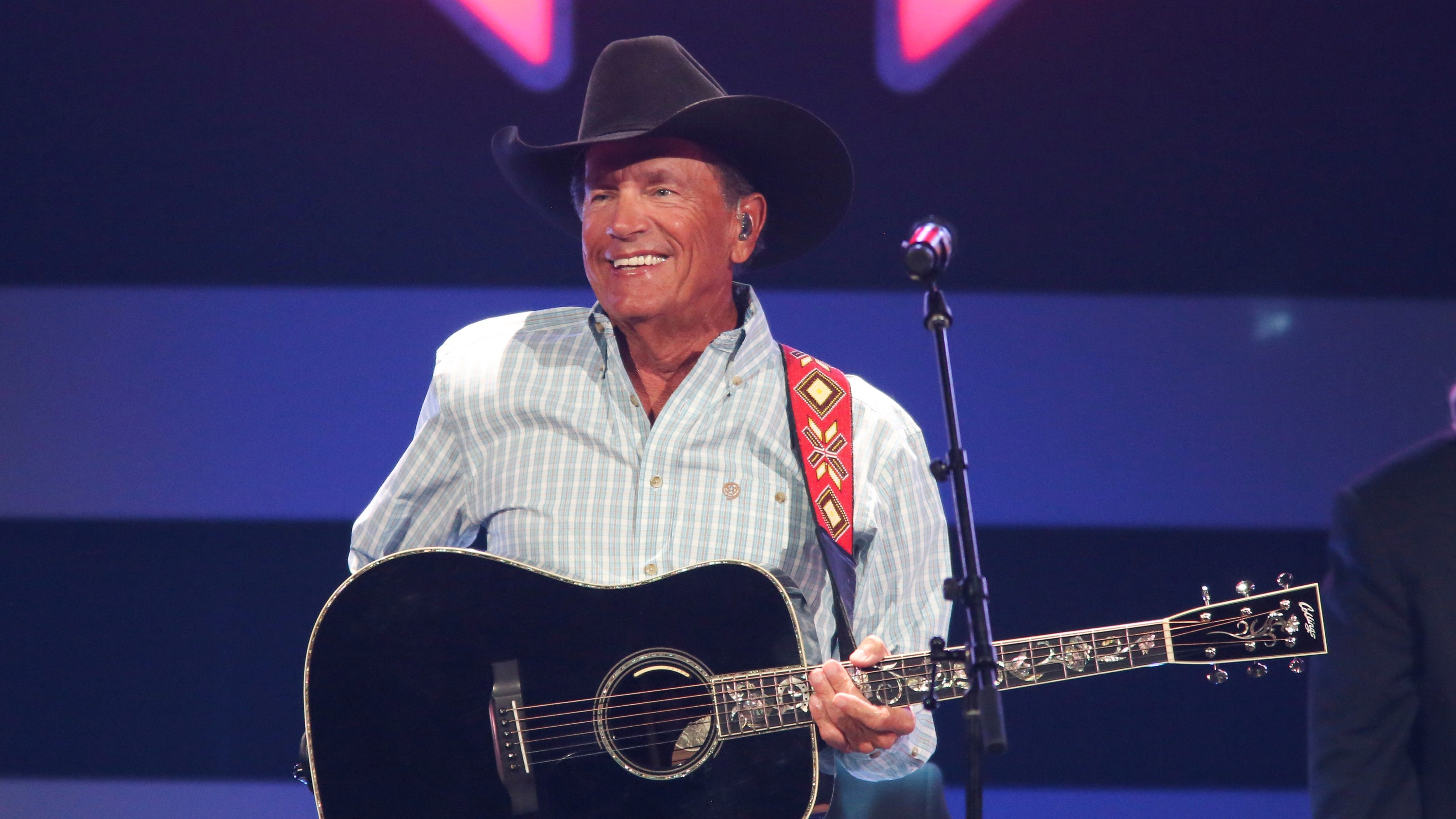 Fans chant 'U-S-A!' while George Strait honors law enforcement at Ford Field concert