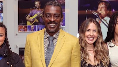 Seu Jorge faz rara aparição com esposa e filhas em show de Zeca Pagodinho