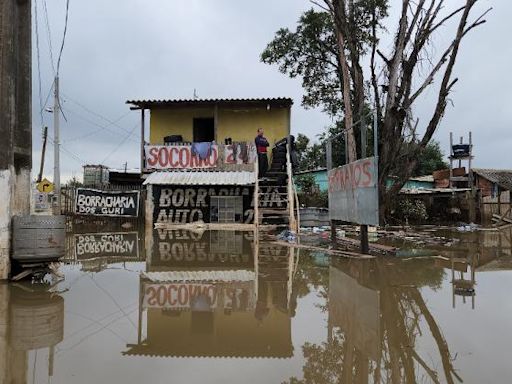 Ruas de bairros pobres de São Leopoldo viram canais após enchente