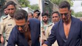 ‘He Is So Down To Earth’: Akshay Kumar Picks Cameraman’s Lost Chappal In Viral Video - News18