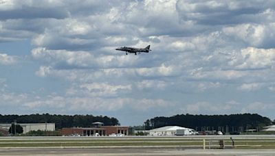 再見了「獵鷹」 美軍AV-8B攻擊機最後一次公開飛行表演 - 自由軍武頻道
