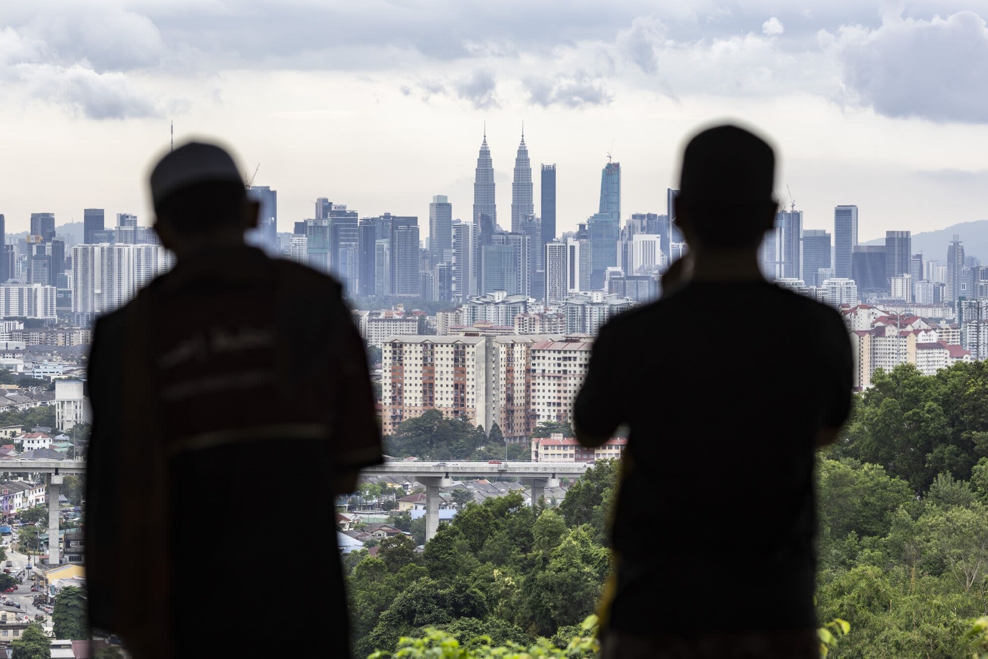 Malaysia to Raise Government Salaries by a Record, PM Says