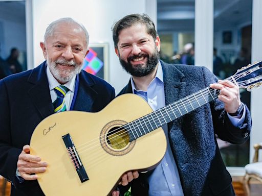 Lula entregou a Boric violão autografado por Caetano Veloso, de quem o chileno é admirador