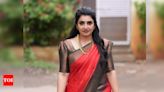 Cooku with Comali fame Sujithra Dhanush looks stylish in a red silk saree, fans call her 'Gorgeous lady' - Times of India