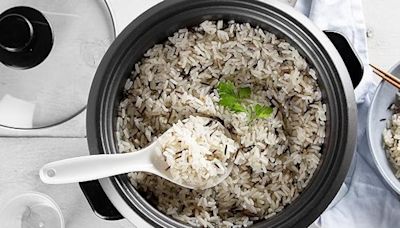 Prepara arroz sin que se pase ni se queme con esta arrocera al 36% de descuento