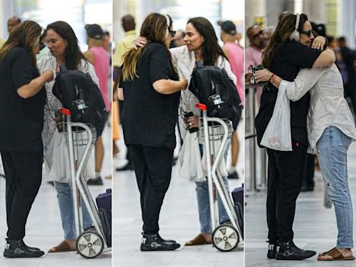 Ana Carolina troca carinhos com nova namorada em aeroporto do Rio; fotos