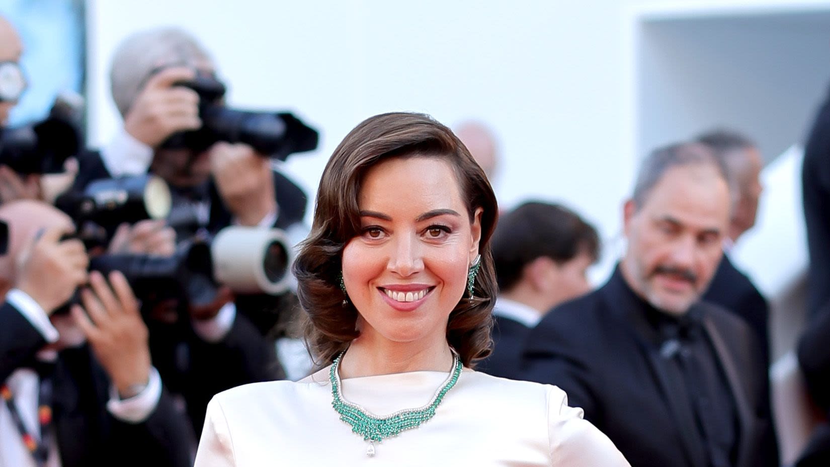Aubrey Plaza’s Silk Eggshell Gown Has the Most Sophisticated Drop Waist