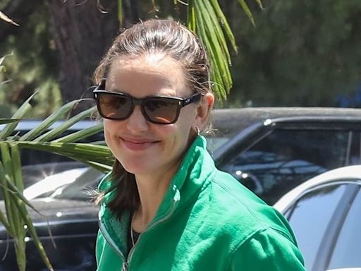 Jennifer Garner jets out of LA with her child Fin