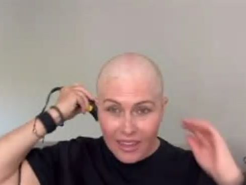 Nach Krebs-Diagnose: "Baywatch"-Star Nicole Eggert rasiert sich Kopf