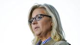 Liz Cheney le sugiere a Trump leer versículo sobre el adulterio antes de ponerse a vender Biblias - La Opinión