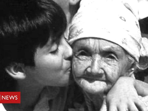 'Eu tinha 8 anos e meus amigos, 80': a história do menino colombiano que cuidava de idosos e comoveu a França