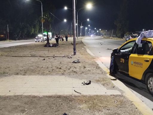 Un motociclista voló 50 metros luego de chocar con un taxi en el Acceso Norte en Las Heras
