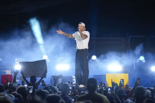 Kane Brown’s country-rock fusion transforms Fenway into Nashville North - The Boston Globe