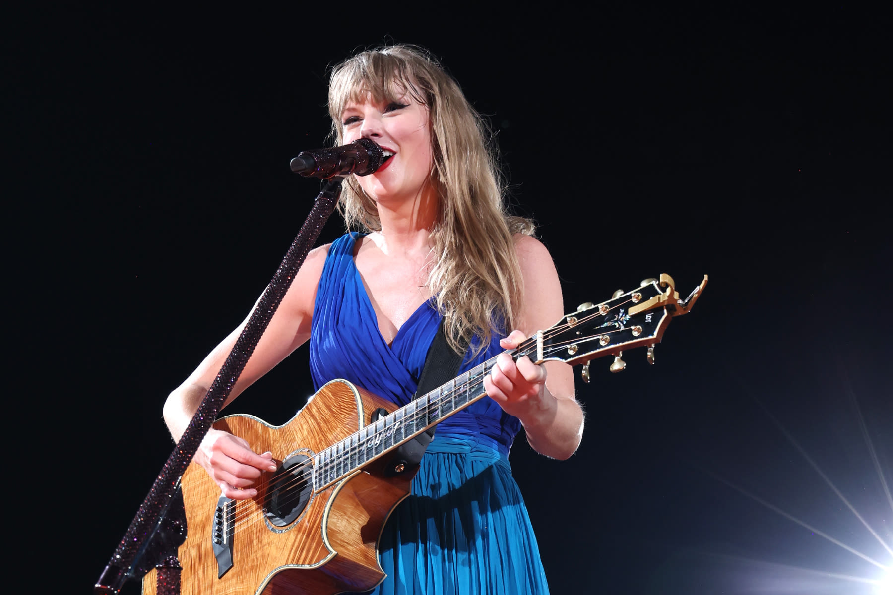 Watch Taylor Swift Play ‘Hey Stephen,’ ‘Maroon’ at Eras Tour in Paris