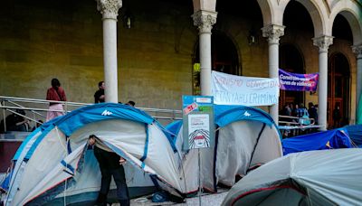 Acampadas universitarias propalestinas | un colegio electoral de Barcelona donde hay una acampada abre más tarde