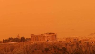 Grecia teñida de naranja: así es la situación de Atenas con una gran nube de polvo y numerosos incendios