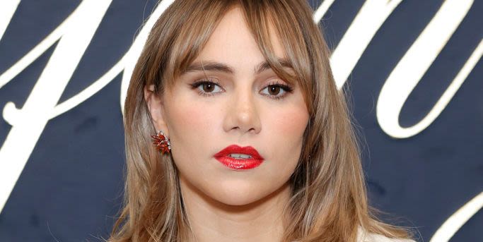 Suki Waterhouse looks stunning during first post-partum red carpet moment