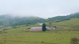 La vida en una escuela de alta montaña: clases entre las nubes y maestros que viajan 9 horas a caballo