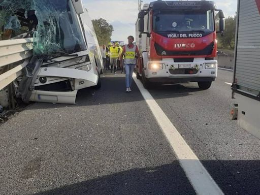 Un muerto y una veintena de heridos tras accidentarse un bus turístico al sur de Florencia (Italia)